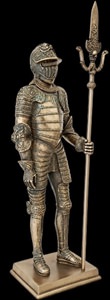 Nærbillede-hellebard-veronese-ridder-figur-bladmønster-heraldisk-motiv